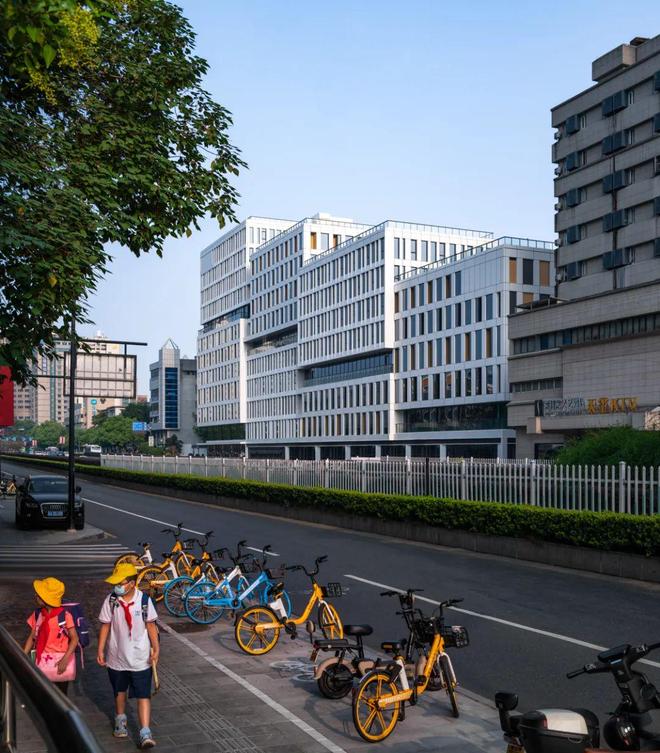 阶梯状纯白建筑立面
