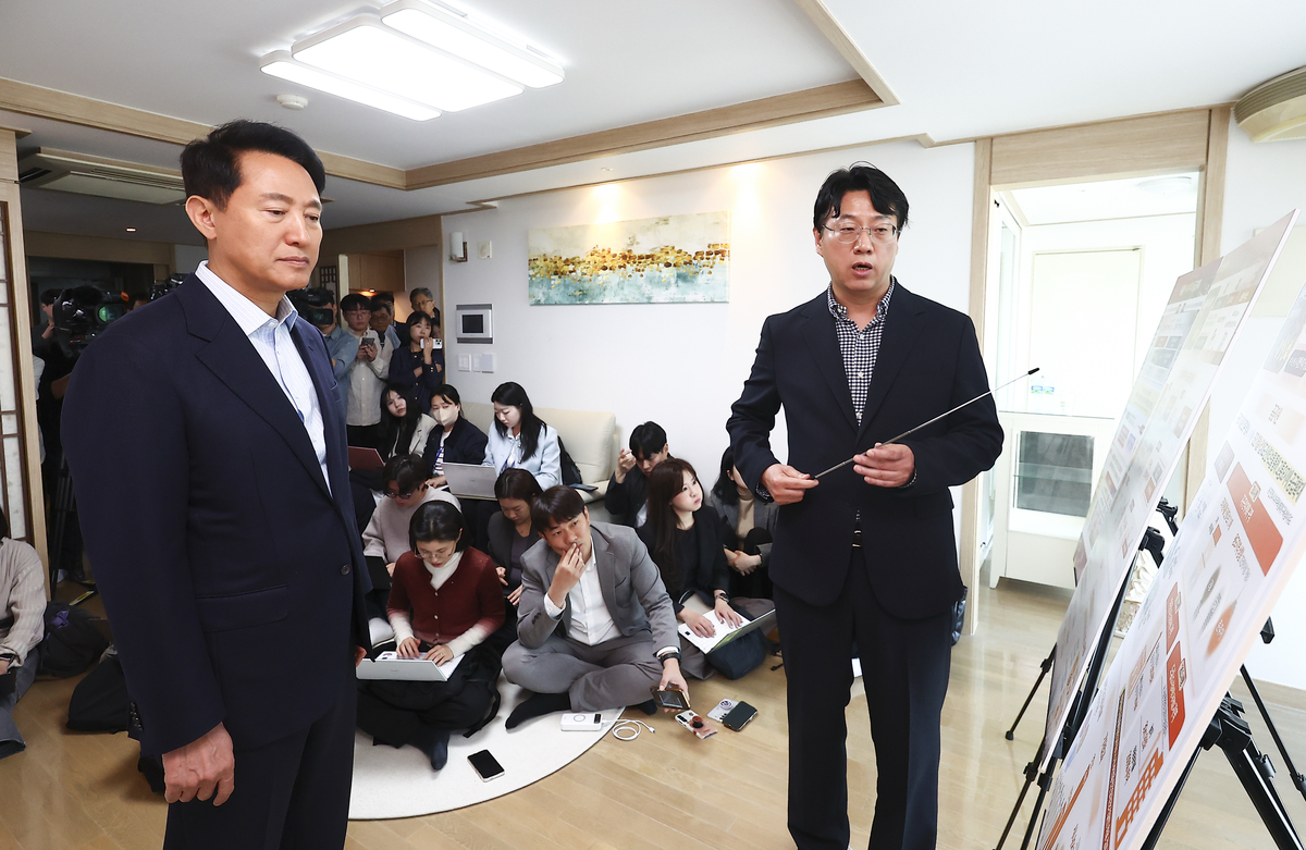 首尔市长吴世勋于27日访问城北区Noblesse Tower养老住宅综合体，听取首尔住房政策主任赵成浩对首尔型养老住房供应计划的说明——韩联社